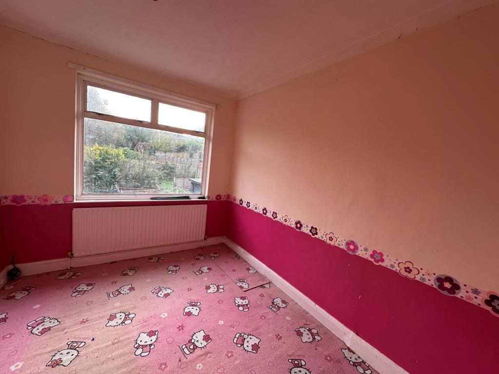 Lot: 123 - FIVE-BEDROOM DETACHED HOUSE WITH GARAGE AND GARDEN FOR IMPROVEMENT - Bedroom